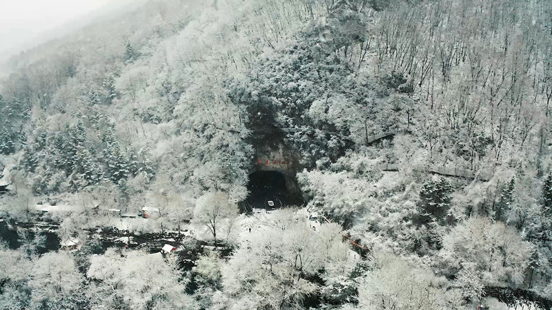 本溪水洞邂逅白雪宛如水墨画